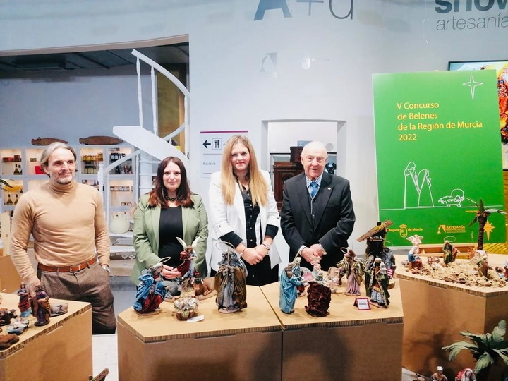 La directora general Sonia Moreno presentó hoy el V Concurso de Belenes de la Región de Murcia, junto con el presidente de la Asociación Belencribs, Jose Molero.