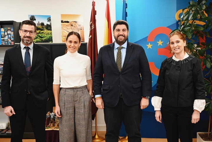 López Miras visita la Oficina de la Región en Bruselas, "que lleva 33 años defendiendo nuestros intereses en Europa"
