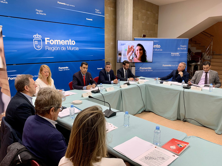 El consejero de Fomento e Infraestructuras, José Ramón Díez de Revenga, durante la reunión del Consejo de Vivienda de la Región de Murcia (1)