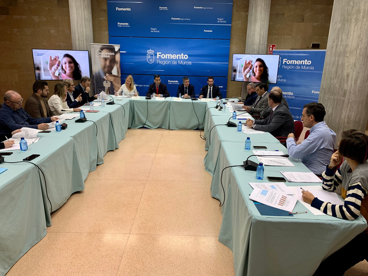 El consejero de Fomento e Infraestructuras, José Ramón Díez de Revenga, durante la reunión del Consejo de Vivienda de la Región de Murcia (2)