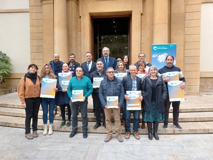 El secretario general de la Consejería de Medio Ambiente, con representantes de las empresas acreditadas.