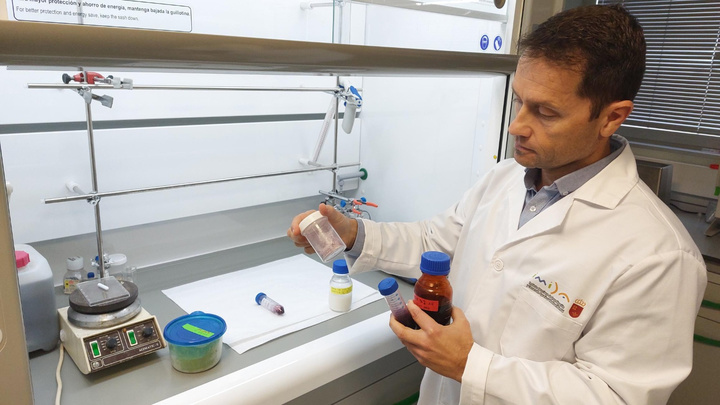 El investigador del equipo de Biotecnología del IMIDA, Antonio Abel Lozano, en el desarrollo del proyecto.