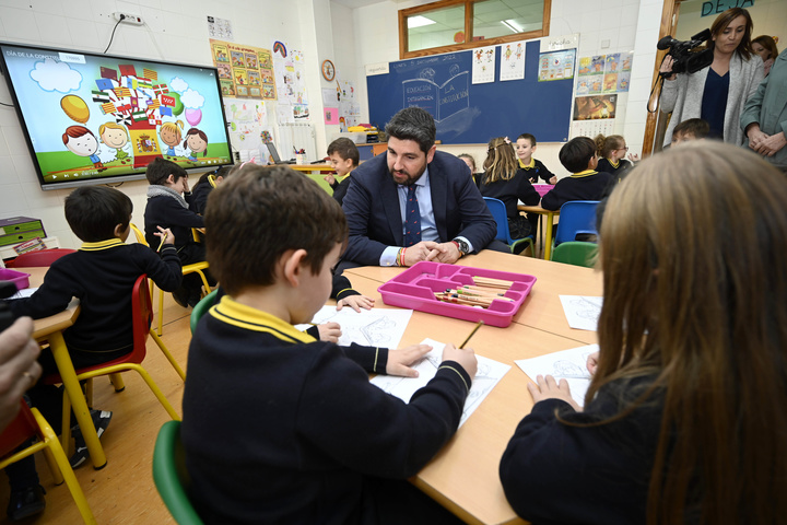 López Miras visita el Colegio La Flota en Murcia para conocer las actividades que desarrollan los alumnos por el Día de la Constitución Española (3)