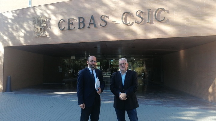 El director del INFO, Joaquín Gómez, mantuvo una reunión con el director del Cebas-Csic, Juan José Alarcón.