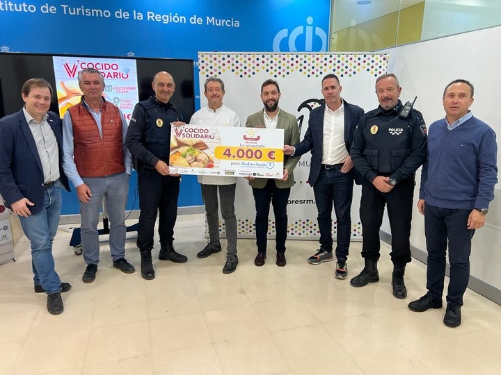 El director del Instituto de Turismo asiste a la entrega de la recaudación del V Cocido Solidario de Jecomur a la ONG 'Azul en acción'