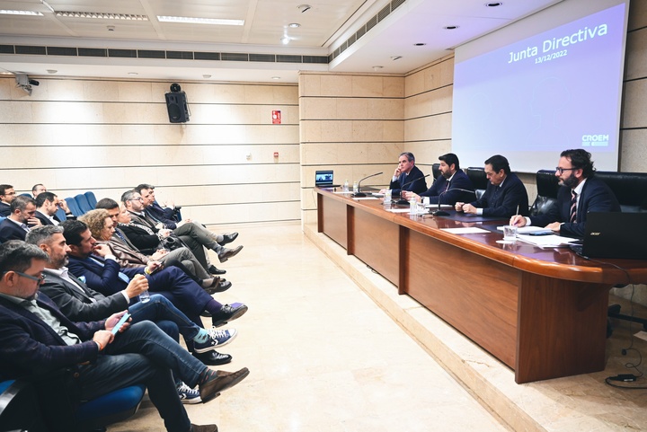 El jefe del Ejecutivo autonómico, Fernando López Miras, clausura la Junta Directiva de la Confederación Regional de Organizaciones Empresariales de Murcia (Croem)