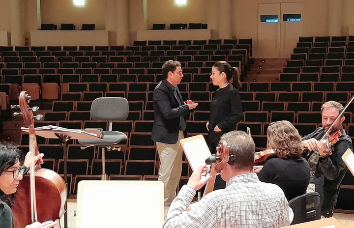 El director general del ICA, Manuel Cebrián, y la directora de la ORSM, Virginia Martínez, durante el ensayo del próximo concierto sinfónico del ...