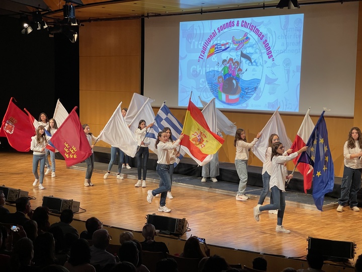 El coro 'A Small Choir for a Great Continent' representó el concierto 'Traditional Sounds and Christmast Songs' en el Auditorio