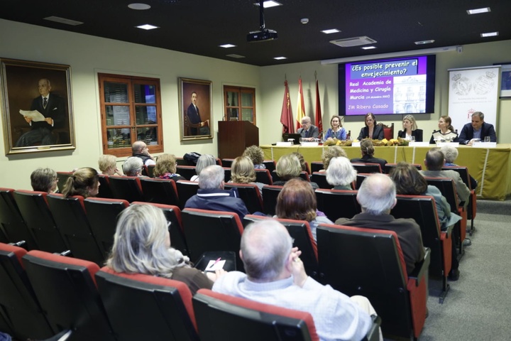 Isabel Franco inaugura las jornadas 'Preparar el envejecimiento, sin pausa, desde el nacimiento' de la Real Academia de Medicina y Cirugía