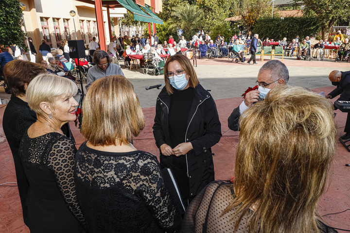 Isabel Franco da la bienvenida a la Navidad con los mayores de la residencia de San Basilio y la coral 'Federica Montseny'