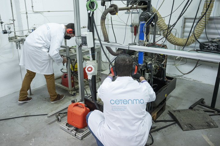Técnicos trabajando en el Centro Tecnológico de la Energía y el Medio Ambiente (Cetenma)