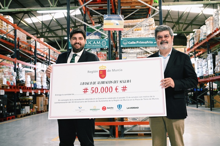 López Miras entrega al Banco de Alimentos del Segura el cheque donativo con lo recaudado en el concierto solidario por el 40 aniversario del Estatuto de Autonomía de la Región de Murcia