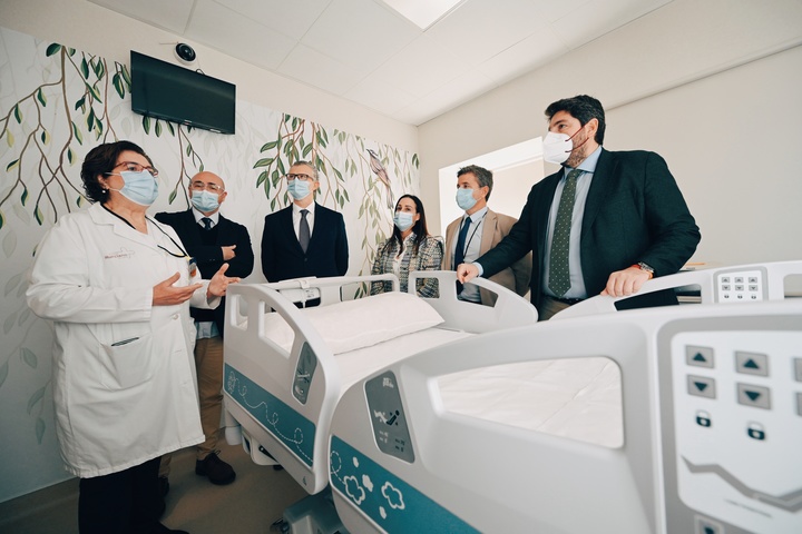 López Miras visita la renovada planta de Pediatría y Maternidad del Hospital Virgen del Castillo de Yecla (2)