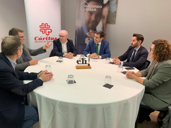 El consejero de Fomento e Infraestructuras, José Ramón Díez de Revenga, durante la reunión mantenida con Cáritas sobre la ampliación de las ayudas de emergencia social de vivienda