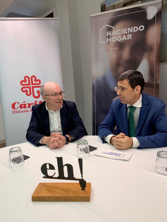 El consejero de Fomento e Infraestructuras, José Ramón Díez de Revenga, durante la reunión mantenida con  Cáritas sobre la ampliación de las ayudas de emergencia social de vivienda (2)