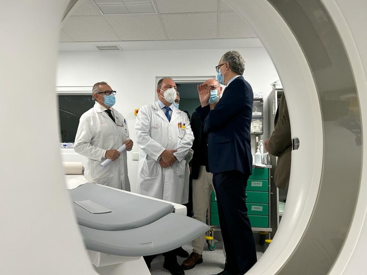 El consejero de Salud, Juan José Pedreño, visitó hoy el hospital Santa María del Rosell de Cartagena donde se acaba de instalar un nuevo TAC