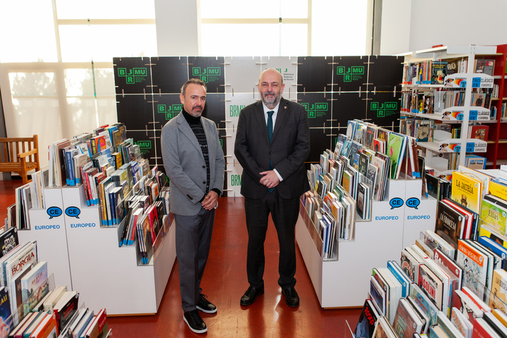 El director general de Patrimonio Cultural, Pablo Braquehais, y el director de la Biblioteca Regional, Juan José Lara, en la comicteca.