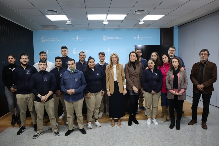 La directora general del SEF, Marisa López, ha visitado a los 14 alumnos del programa del programa 'E-Administración Pinatar Joven'.