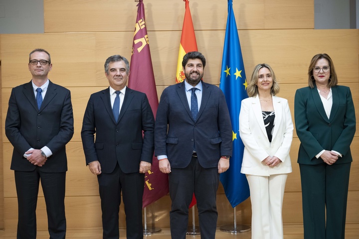 El presidente del Gobierno regional, Fernando López Miras, y la vicepresidenta, Isabel Franco, junto a los tres nuevos consejeros del Ejecutivo: de izqueirda a derecha, Víctor Marín, Juan María Vázquez y Conchita Ruiz Caballero