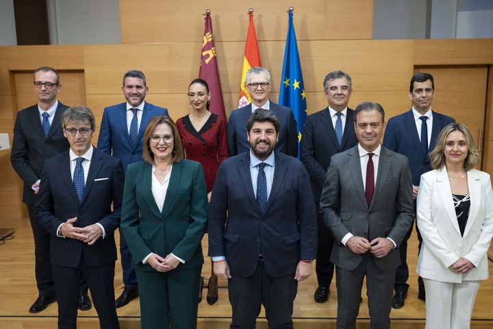 El presidente López Miras, junto a su nuevo equipo de Gobierno