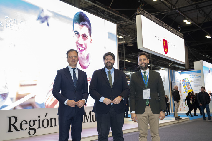 López Miras inaugura el stand de la Región de Murcia en Fitur