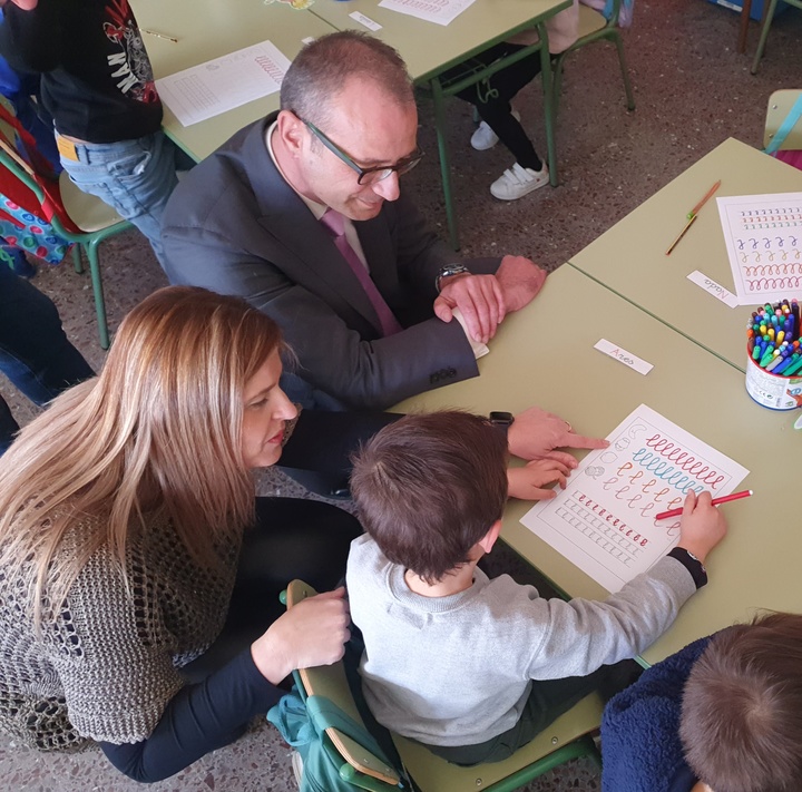 El consejero de Educación, Formación Profesional y Empleo, Víctor Marín, en su visita a la Escuela de Educación Infantil La Naranja en Beniaján