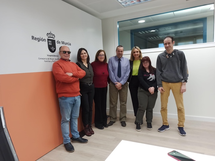 Conchita Ruiz se reúne con integrantes de AyNOR, la primera entidad social de lal Región presidida por una persona con discapacidad intelectual