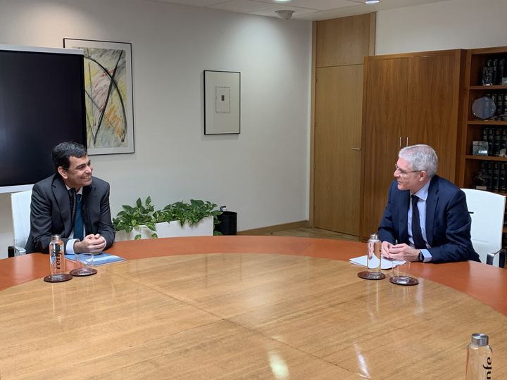El consejero de Fomento e Infraestructuras, José Ramón Díez de Revenga, y el presidente de Renfe, Isaías Táboas, durante la reunión mantenida esta mañana en Madrid