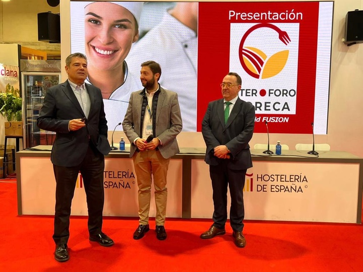 De izquierda a derecha, el secretario general de Hostelería de España, Emilio Gallego, el director del Instituto de Turismo de la Región de Murcia, Juan Francisco Martínez, y el presidente de Hostelería de España, José Luis Yzuel.