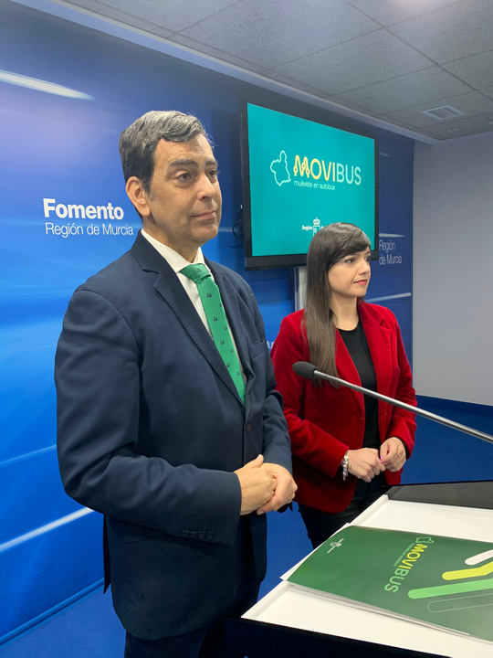 El consejero de Fomento e Infraestructuras, José Ramón Díez de Revenga, y la directora de Movilidad, Marina Munuera, durante la presentación de los servicios del nuevo sistema de movilidad de Movibus