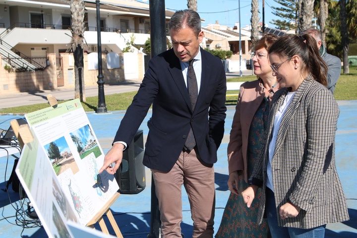 El consejero de Presidencia, Turismo, Cultura, Juventud, Deportes y Portavocía, Marcos Ortuño, la alcaldesa de San Pedro del Pinatar, Visitación Martínez, y la concejala de Urbanismo, Ángela Gaona, revisan los planos del proyecto.