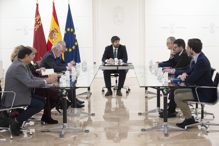 López Miras se reúne con los presidentes del Colegio de Médicos de la Región de Murcia y la Organización Médica Colegial, Francisco Miralles y Tomás Cobo, instituciones organizadoras en el próximo mes de octubre de la Asamblea General de la European Junior Doctors y la Asamblea de la Unión Europea de Médicos de Familia