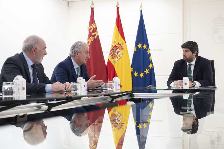 López Miras se reúne con los presidentes del Colegio de Médicos de la Región de Murcia y la Organización Médica Colegial, Francisco Miralles y Tomás Cobo, instituciones organizadoras en el próximo mes de octubre de la Asamblea General de la European Junior Doctors y la Asamblea de la Unión Europea de Médicos de Familia (2)