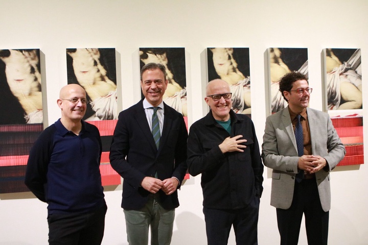 El consejero de Presidencia, Turismo, Cultura, Juventud, Deportes y Portavocía, Marcos Ortuño, junto con el artista, Juan Uslé, el director del ICA, Manuel Cebrián, y el comisario de la exposición, el catedrático Juan Bautista Peiró.