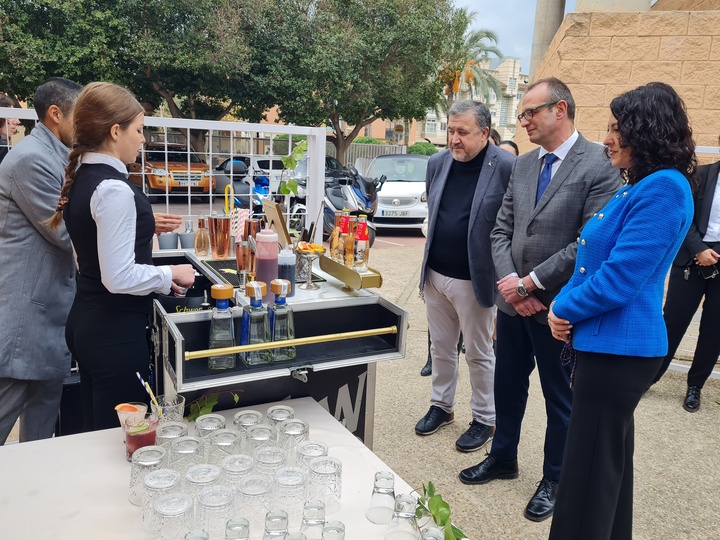 El consejero de Educación, Formación Profesional y Empleo, Víctor Marín, asistió a la jornada gastronómica ofrecida por los alumnos de la Escuela de Hostelería y Turismo de Murcia ¿La Flota¿.