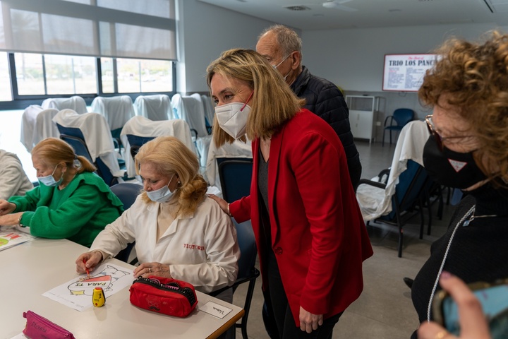 Conchita Ruiz Caballero, durante su visita al centro de día de la Asociación de Familiares de Enfermos de Alzheimer de la Región de Murcia