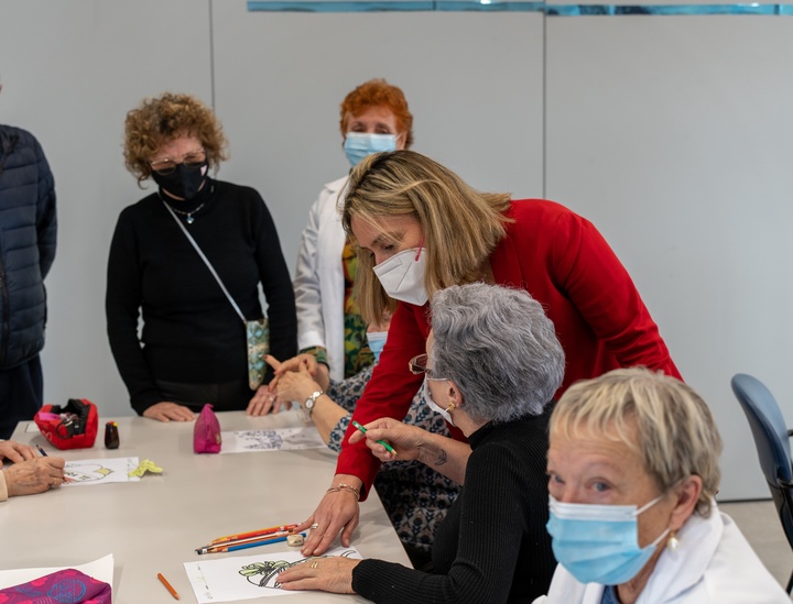 Conchita Ruiz Caballero, durante su visita al centro de día de la Asociación de Familiares de Enfermos de Alzheimer de la Región de Murcia (3)