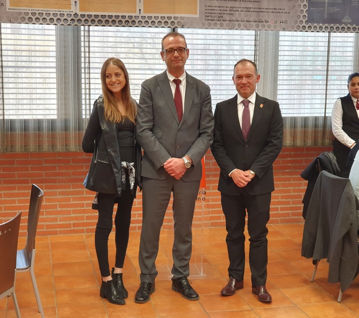 El consejero de Educación, Formación Profesional y Empleo, Víctor Marín, junto al director del CIFP de Hostelería y Turismo de Cartagena, Antonio Martínez, durante la jornada gastronómica realizada por los alumnos.