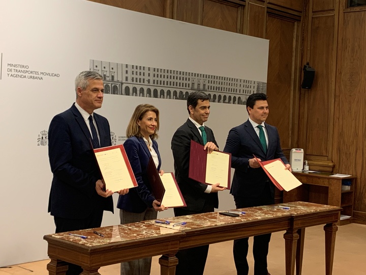 El consejero de Fomento e Infraestructuras, José Ramón Díez de Revenga, junto a la ministra de Transportes, Movilidad y Agenda Urbana, Raquel Sánchez, y el alcalde de San Javier, José Miguel Luengo, tras la firma del acuerdo de financiación para ejecutar los programas de ayudas a la rehabilitación de barrios