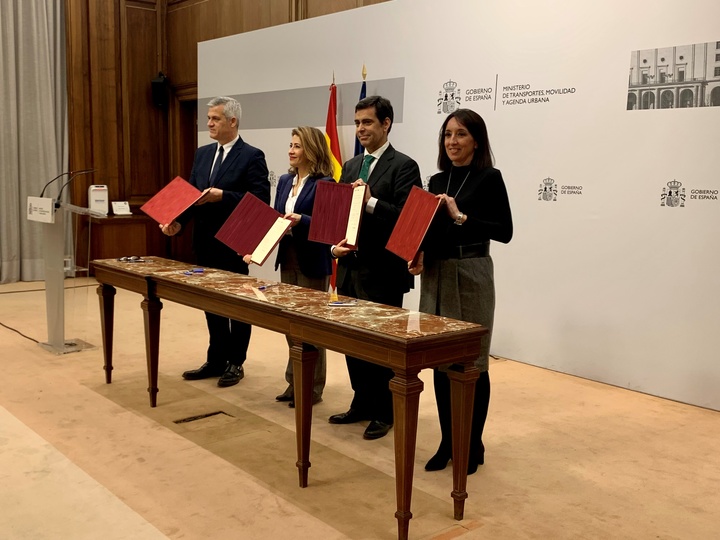 El consejero de Fomento e Infraestructuras, José Ramón Díez de Revenga, junto a la ministra de Transportes, Movilidad y Agenda Urbana, Raquel Sánchez, y la alcaldesa de Bullas, María Dolores Muñoz, tras la firma del acuerdo de financiación para ejecutar los programas de ayudas a la rehabilitación de barrios