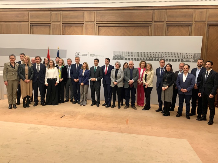 Foto de familia de los representantes de las distintas comunidades autónomas que han firmado los acuerdos de rehabilitación de barrios