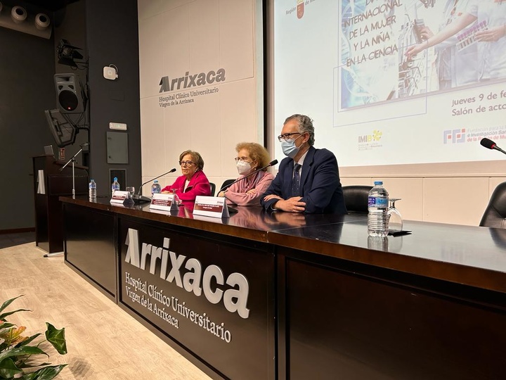 El consejero de Salud, Juan José Pedreño, junto a la científica, Margarita del Val en los actos organizados en el hospital Virgen de la Arrixaca con motivo del Día de la Mujer y la Niña en la Ciencia