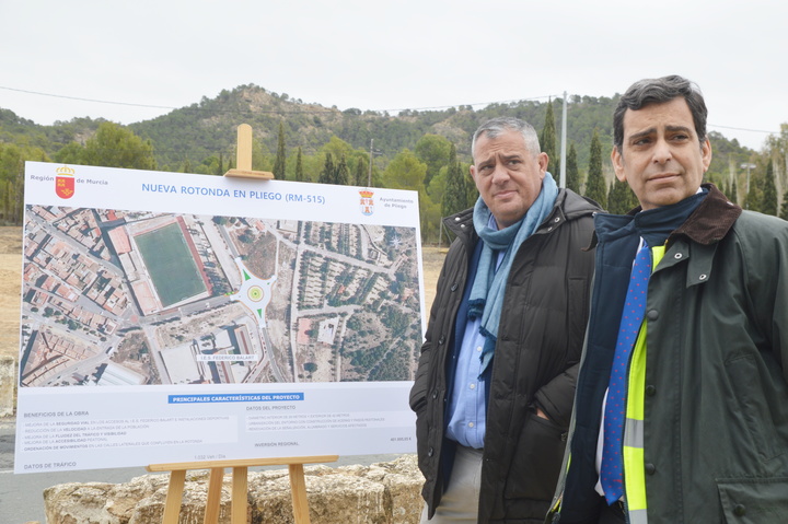 El consejero de Fomento e Infraestructuras, José Ramón Díez de Revenga, junto al alcalde Pliego, Antonio Huéscar, presenta las obras de mejora de la seguridad vial en los accesos a la población (1)
