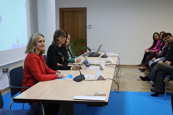 Conchita Ruiz Caballero, junto a la alcaldesa de Archena, Patricia Fernández, durante la inauguración hoy de la jornada 'Violencia de género 2.0'