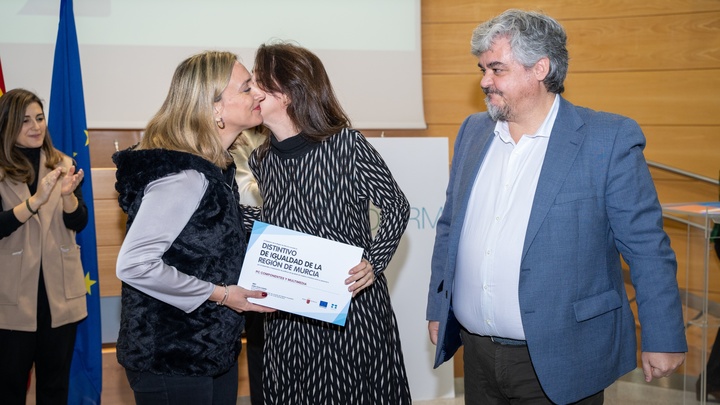 Conchita Ruiz Caballero, durante la entrega de los distintivos de su departamento a seis empresas y entidades públicas de la Región de Murcia que...