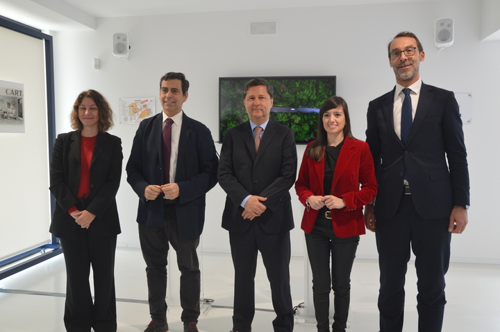 El consejero de Fomento e Infraestructuras, José Ramón Díez de Revenga, y el director ejecutivo de movilidad de Repsol, José Barreiro, tras la firma del protocolo para fomentar y desarrollar proyectos de innovación relacionados con la gestión inteligente del transporte y la sostenibilidad energética (3 de 3)