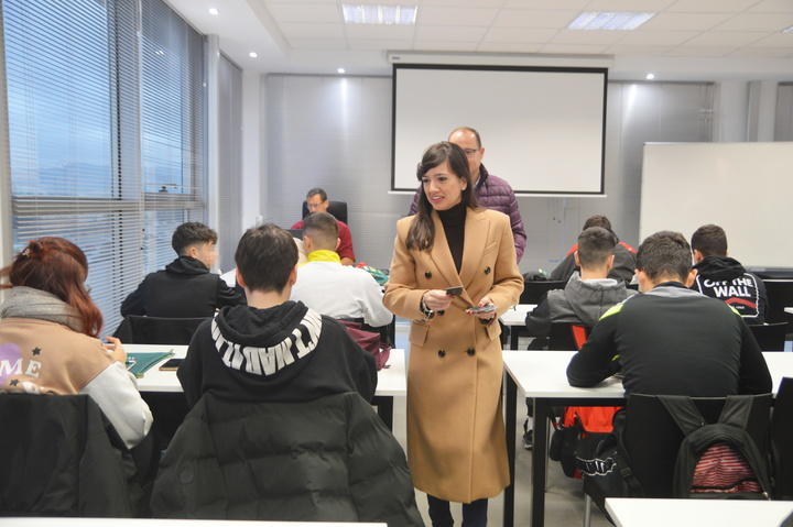 La directora general de Movilidad y Litoral, Marina Munuera, junto con el concejal de Desarrollo Económico del Ayuntamiento de Alcantarilla, promociona 'Movibus' entre los estudiantes del Instituto Claudio Galeno ubicado en el Polígono Industrial Oeste (1)