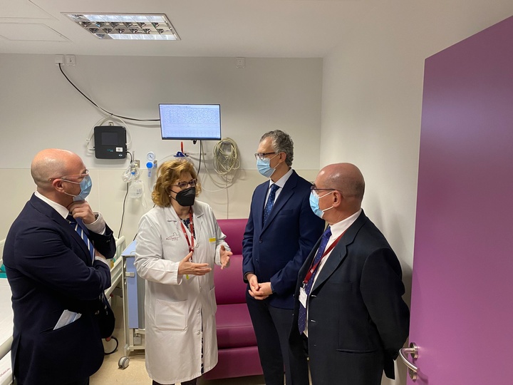 El consejero de Salud, Juan José Pedreño, visitó hoy el Servicio de Neurofisiología de la Arrixaca, que ha comenzado a realizar pruebas de sueño en niños