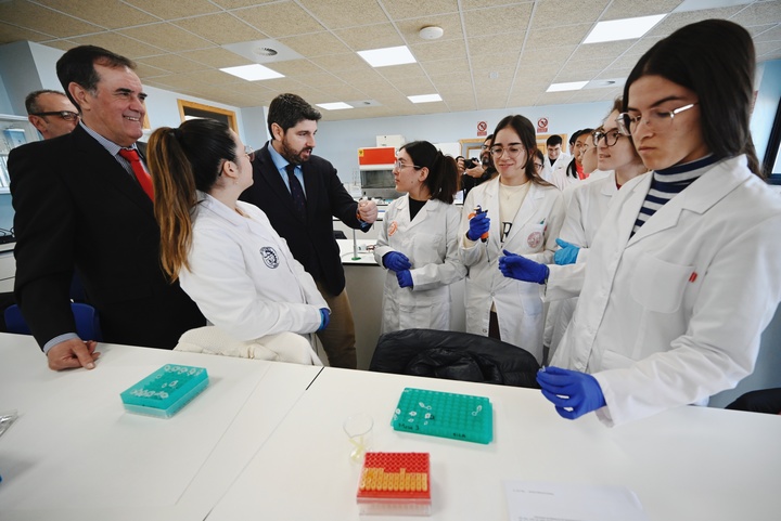 López Miras, durante su visita al Centro Integrado de Formación Profesional Politécnico de Murcia (2)