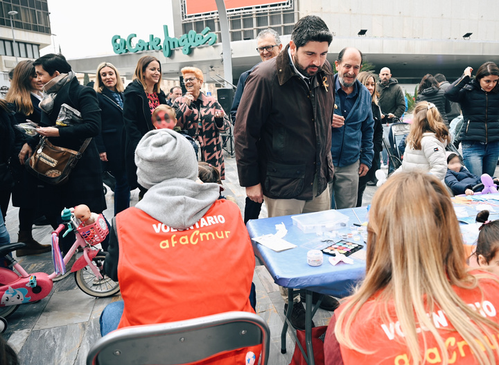 El presidente de Comunidad, Fernando López Miras, asistió hoy al acto organizado por la Asociación de Familiares de Niños con Cáncer de la Región de Murcia (Afacmur) que se celebra con motivo del Día Internacional del Cáncer Infantil (1)